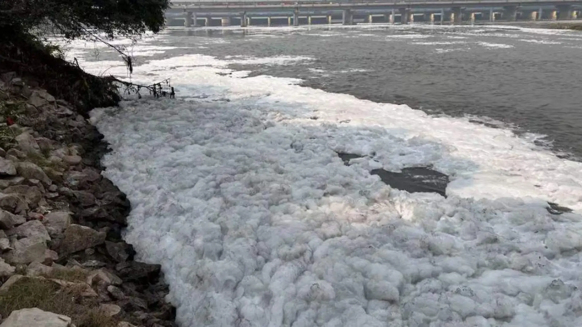 Espuma tóxica invade calles de la India